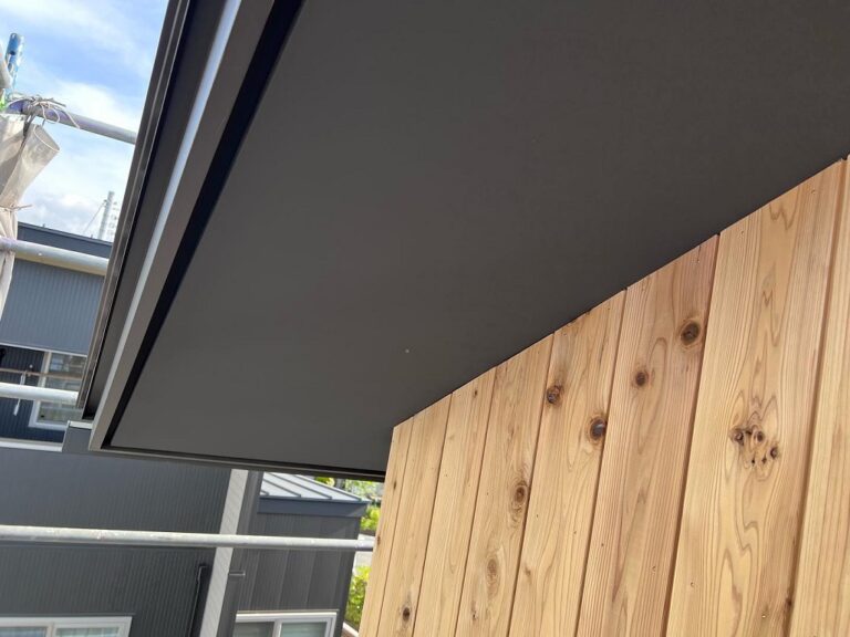 軒天井のケイカル板が屋根と同系色に塗装されました。 | 梶原建築