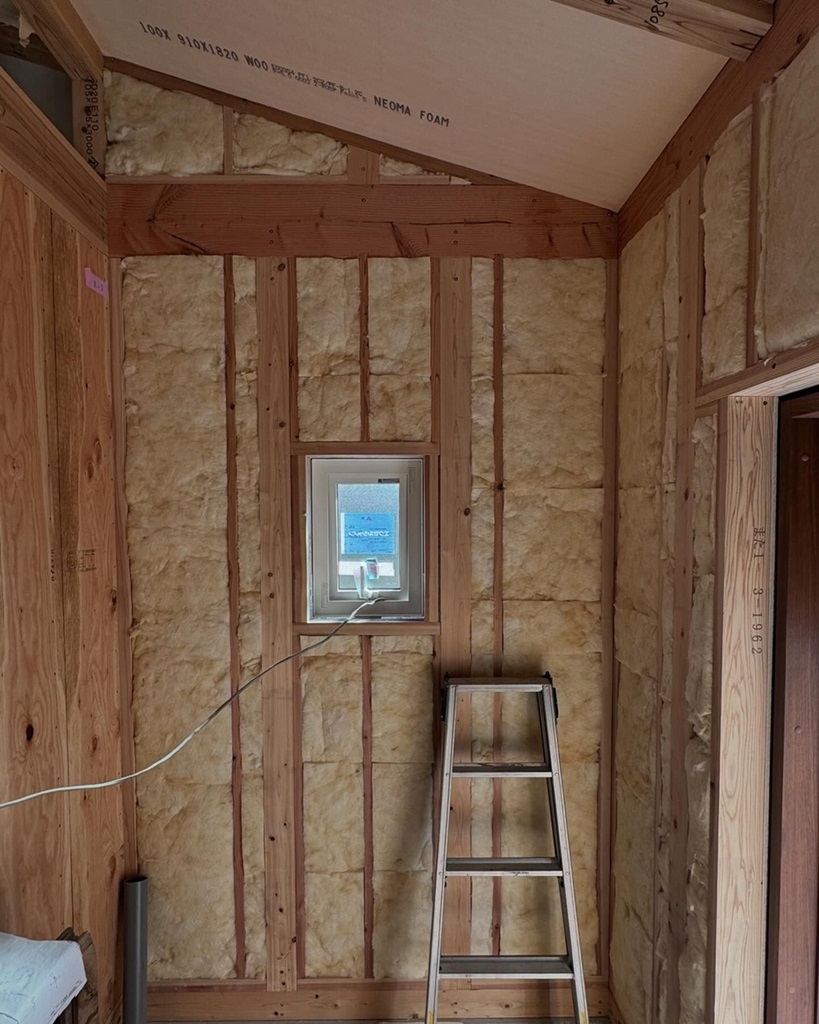 建替え工事。壁内にグラスウールを充填。 | 梶原建築