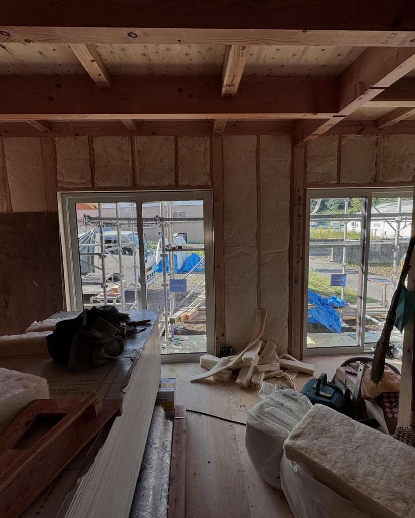 建替え工事。壁内にグラスウールを充填。 | 梶原建築